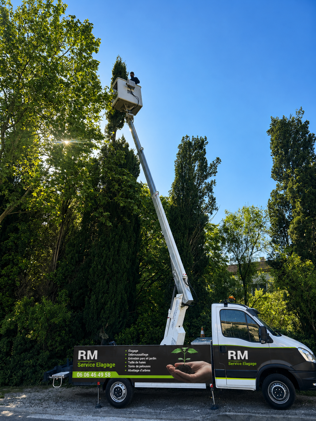Élagueur grimpeur certifié en intervention sur arbre dangereux avec nacelle à Lunel, Hérault